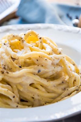  Cacio e Pepe: Une symphonie crémeuse de fromage et d'épices piquantes qui danse sur votre langue !