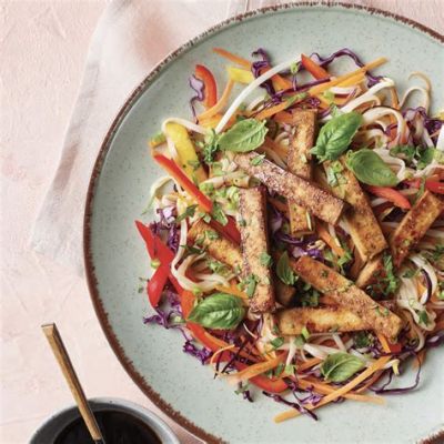  La Salade de Nouilles au Tofu Fumé: Une Explosion de Saveurs Fraîches et un Jeu Délicat de Textures!