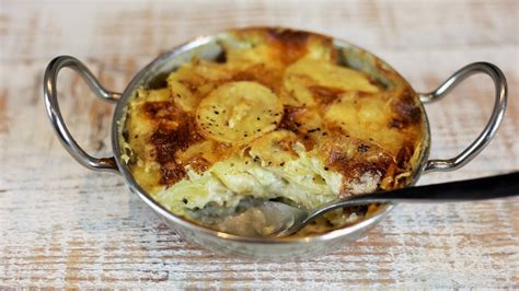  Le Gratin Dauphinois : Un Voyage Crémeux en Terre de Pommes de Terre!