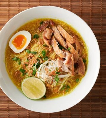  Soto Ayam: Un bouillon parfumé aux épices envoûtantes rencontre des nouilles al dente pour une explosion de saveurs!