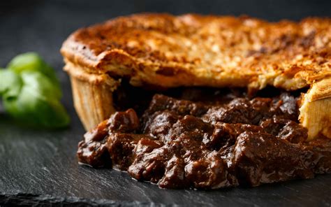  Steak and Ale Pie: Un classique anglais réconfortant qui marie la saveur robuste de la viande à la douceur malicieuse de la bière !