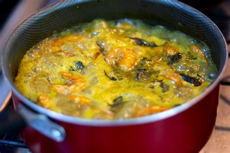  Tacacá: Une soupe amazonienne crémeuse à la saveur explosive de poissons et d'herbes fraîches!