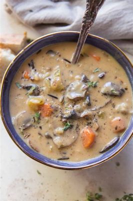  La soupe de champignons sauvages aux nouilles de riz : Un bouillon parfumé qui réchauffe l'âme !